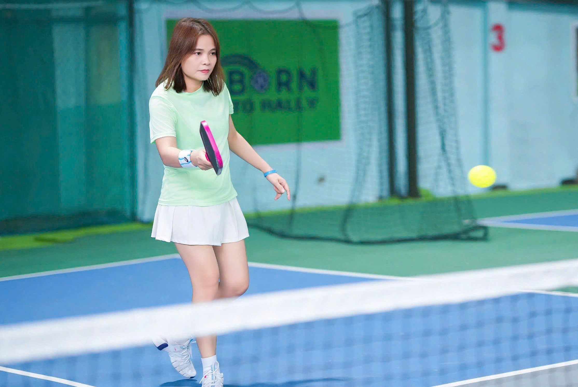 Nữ doanh nhân Madam Truyền bén duyên môn thể thao 'hot' pickleball- Ảnh 1.