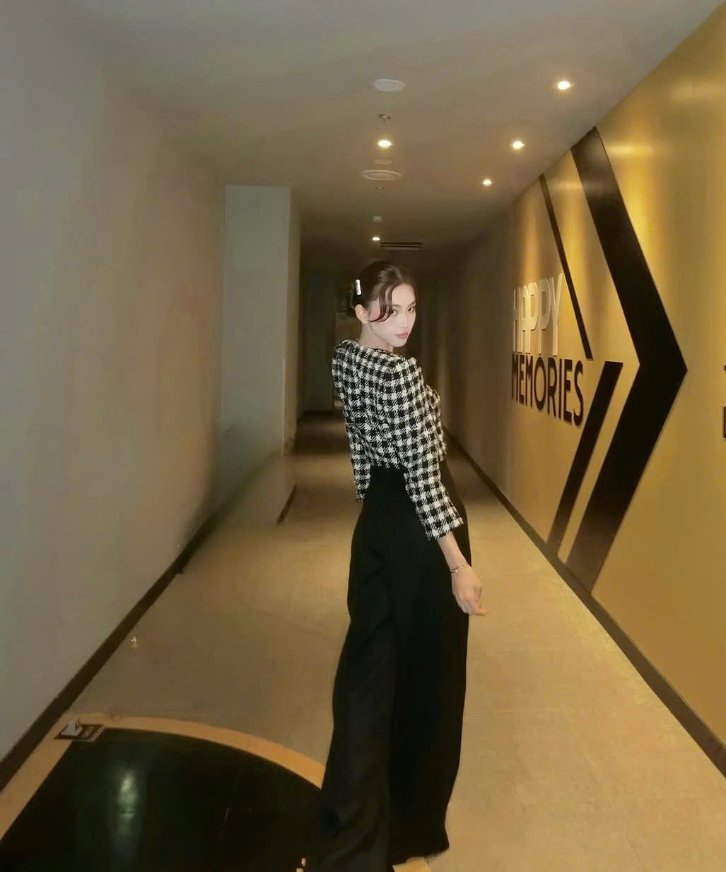 Aprenda com as estrelas vietnamitas o segredo para combinar cardigans com estilo - Foto 7. Học sao Việt bí quyết phối đồ với áo cardigan sành điệu- Ảnh 7.