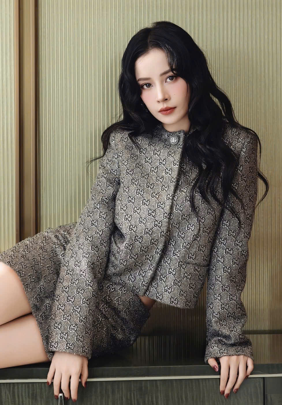 Aprenda com as estrelas vietnamitas o segredo para combinar cardigans com estilo - Foto 1. Học sao Việt bí quyết phối đồ với áo cardigan sành điệu- Ảnh 1.