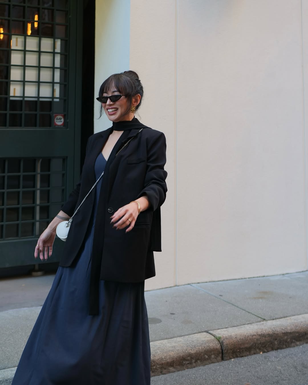 Blazer și fustă lungă: alegere pentru un stil office elegant - Fotografia 4. Blazer và váy dài: sự lựa chọn cho phong cách công sở sành điệu- Ảnh 4.