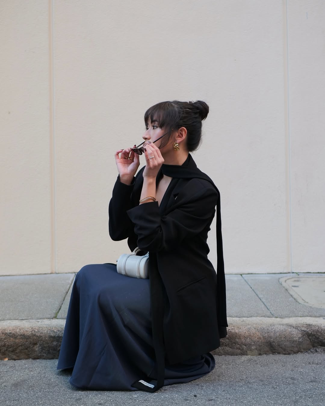 Blazer și fustă lungă: alegere pentru un stil office elegant - Fotografia 5. Blazer và váy dài: sự lựa chọn cho phong cách công sở sành điệu- Ảnh 5.