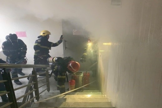 Hà Nội: Cháy tòa nhà thương mại, cảnh sát giải cứu 30 người- Ảnh 1. Hà Nội: Cháy tòa nhà thương mại, cảnh sát giải cứu 30 người- Ảnh 1.