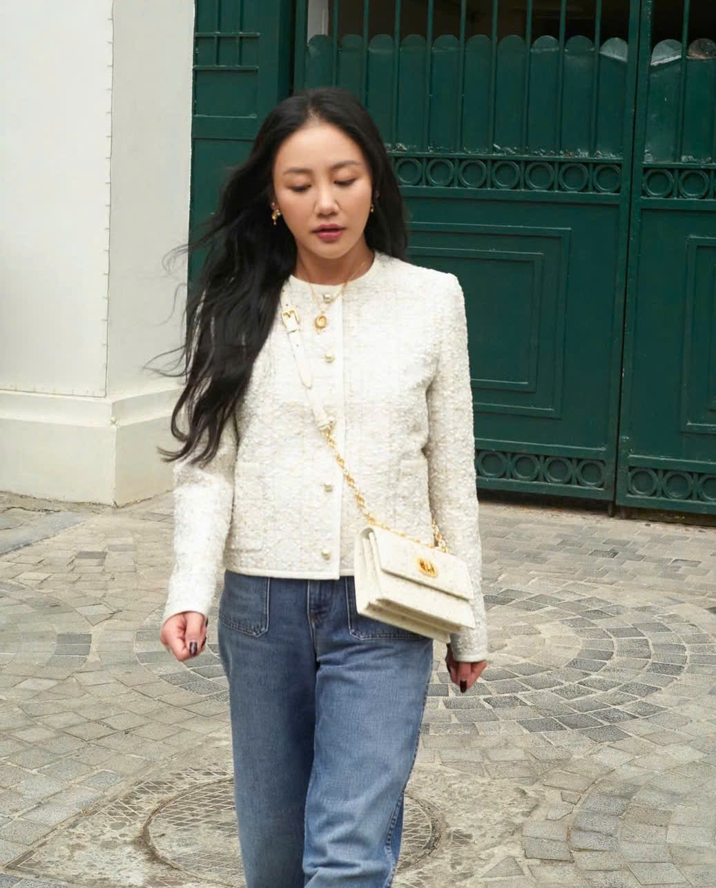 Aprenda com as estrelas vietnamitas o segredo para combinar cardigans com estilo - Foto 8. Học sao Việt bí quyết phối đồ với áo cardigan sành điệu- Ảnh 8.
