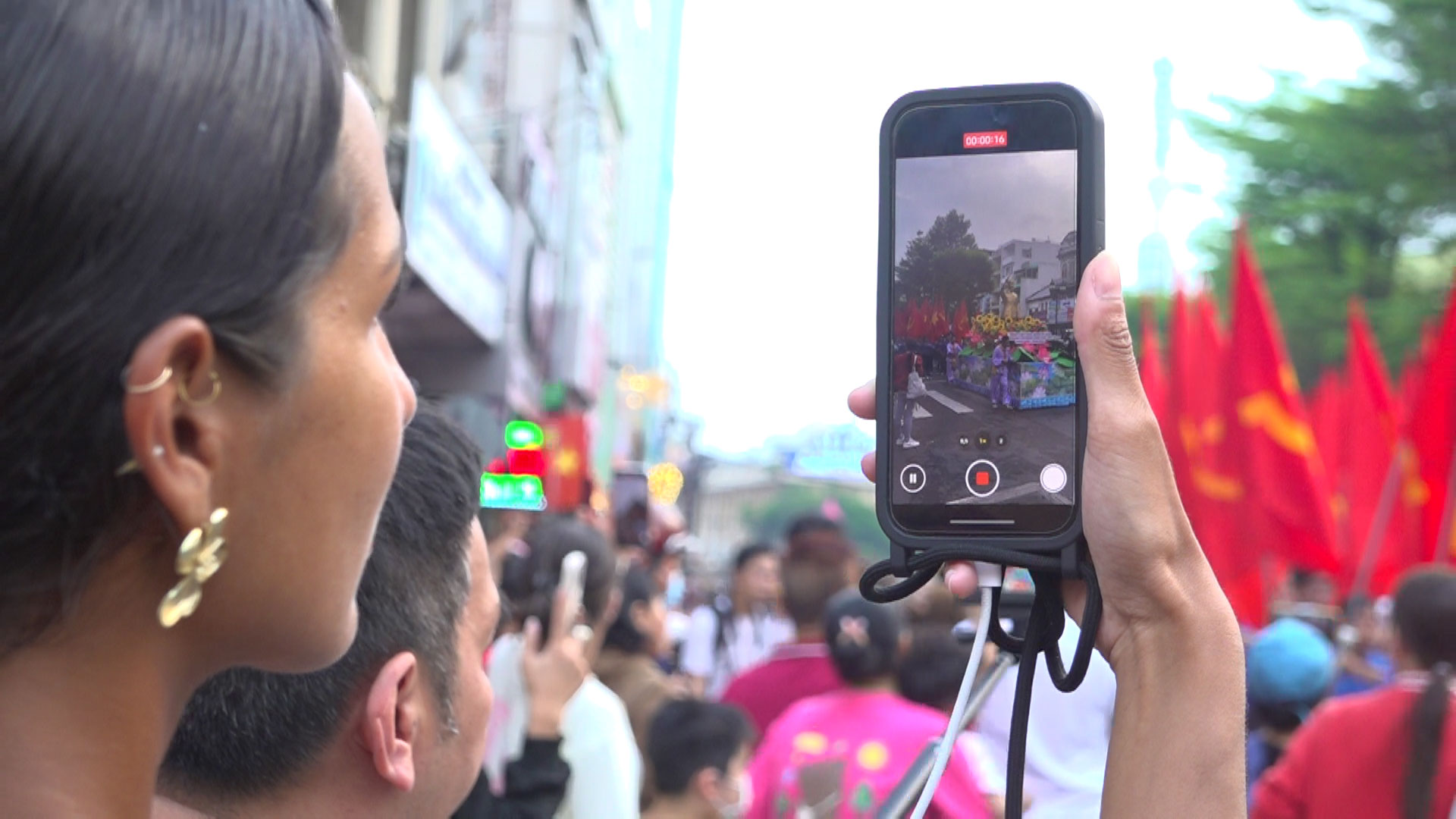 Người nước ngo&agrave;i bất ngờ với buổi diễu h&agrave;nh lễ Nguy&ecirc;n Ti&ecirc;u 2025- Ảnh 1.