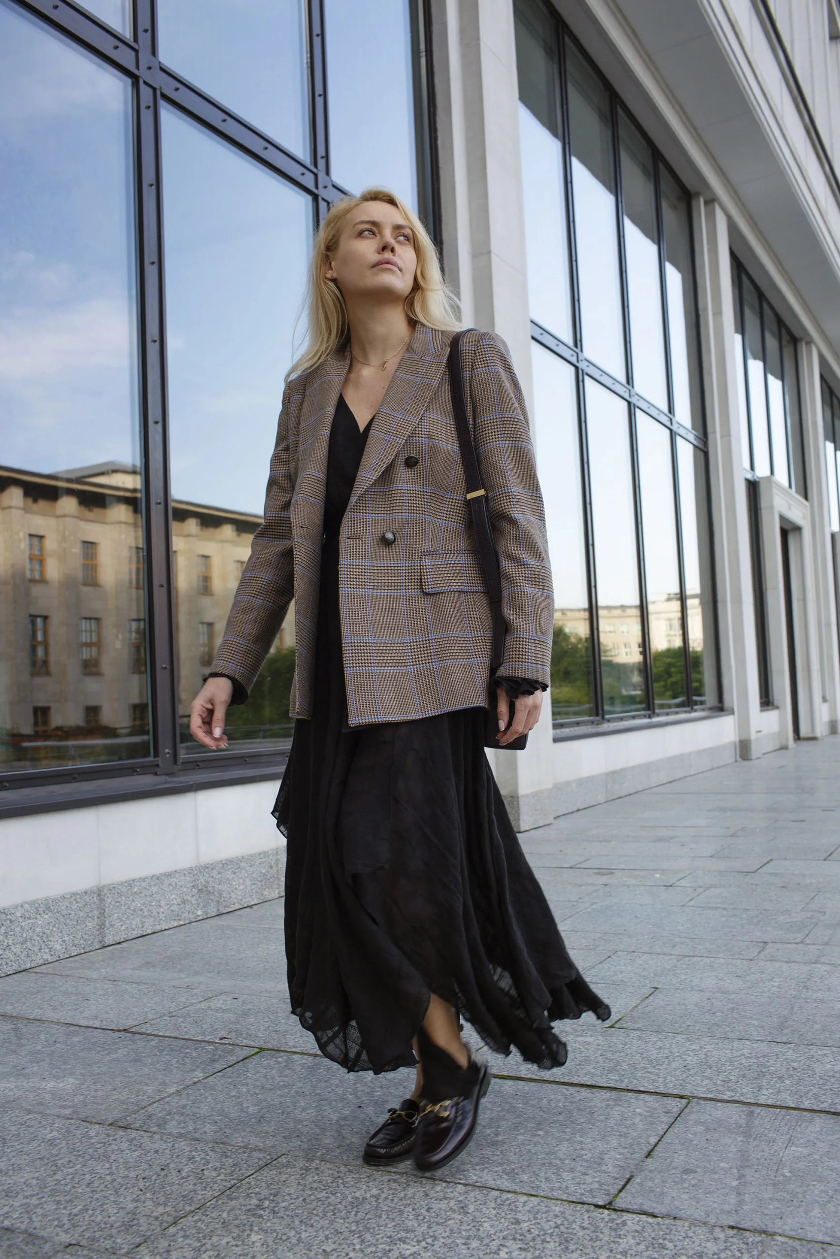 Blazer și fustă lungă: alegere pentru un stil elegant de birou - Fotografia 6. Blazer và váy dài: sự lựa chọn cho phong cách công sở sành điệu- Ảnh 6.