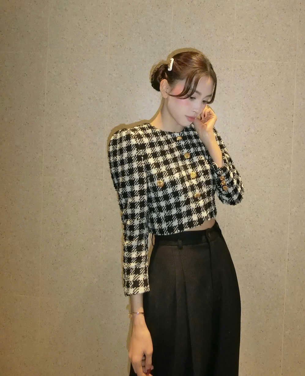 Aprenda com as estrelas vietnamitas o segredo para combinar cardigans com estilo - Foto 6. Học sao Việt bí quyết phối đồ với áo cardigan sành điệu- Ảnh 6.