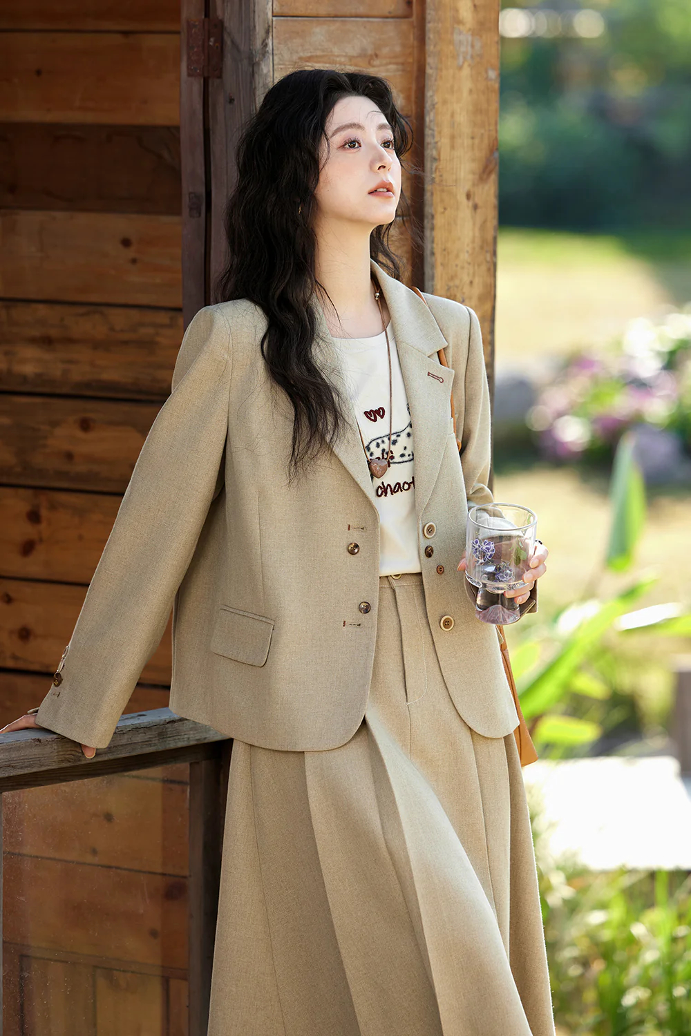 Blazer și fustă lungă: alegere pentru un stil elegant de birou - Fotografia 1. Blazer và váy dài: sự lựa chọn cho phong cách công sở sành điệu- Ảnh 1.