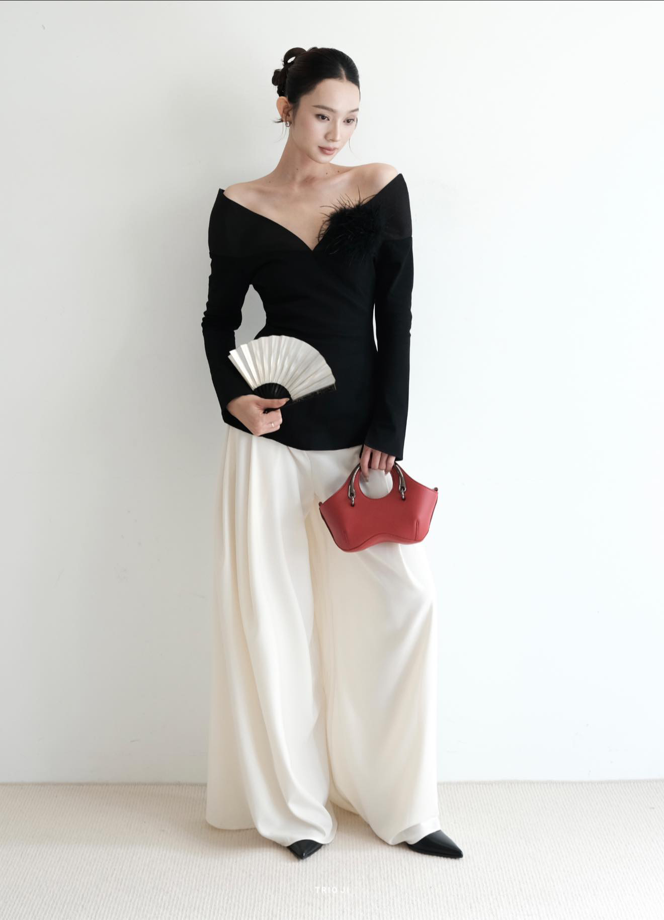 Ngời khí chất, thể hiện phong thái chuyên nghiệp với thời trang tối giản- Ảnh 3. Ngời khí chất, thể hiện phong thái chuyên nghiệp với thời trang tối giản- Ảnh 3.