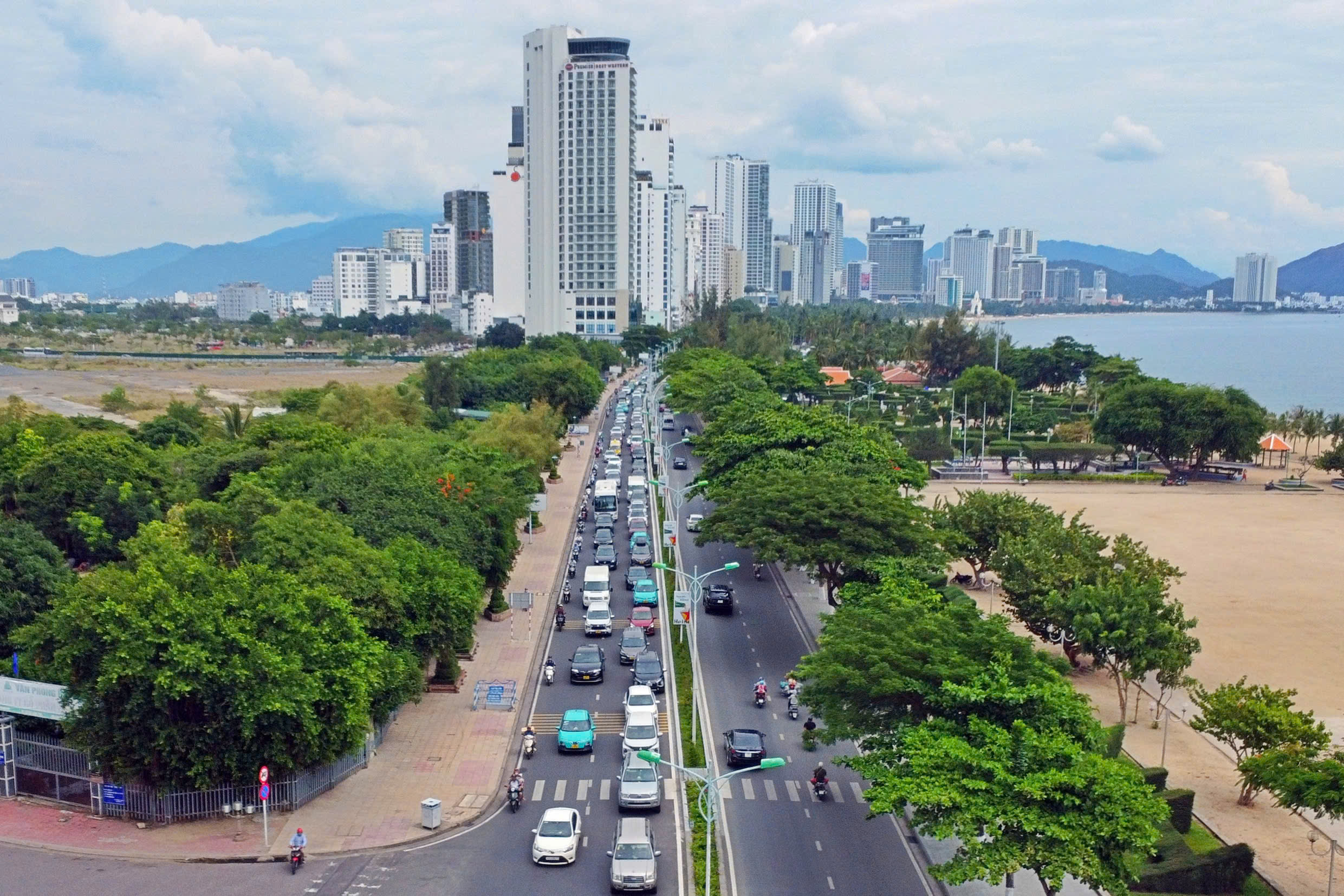 Ùn tắc giao thông tại Nha Trang 'gây khó' cho du lịch- Ảnh 2.