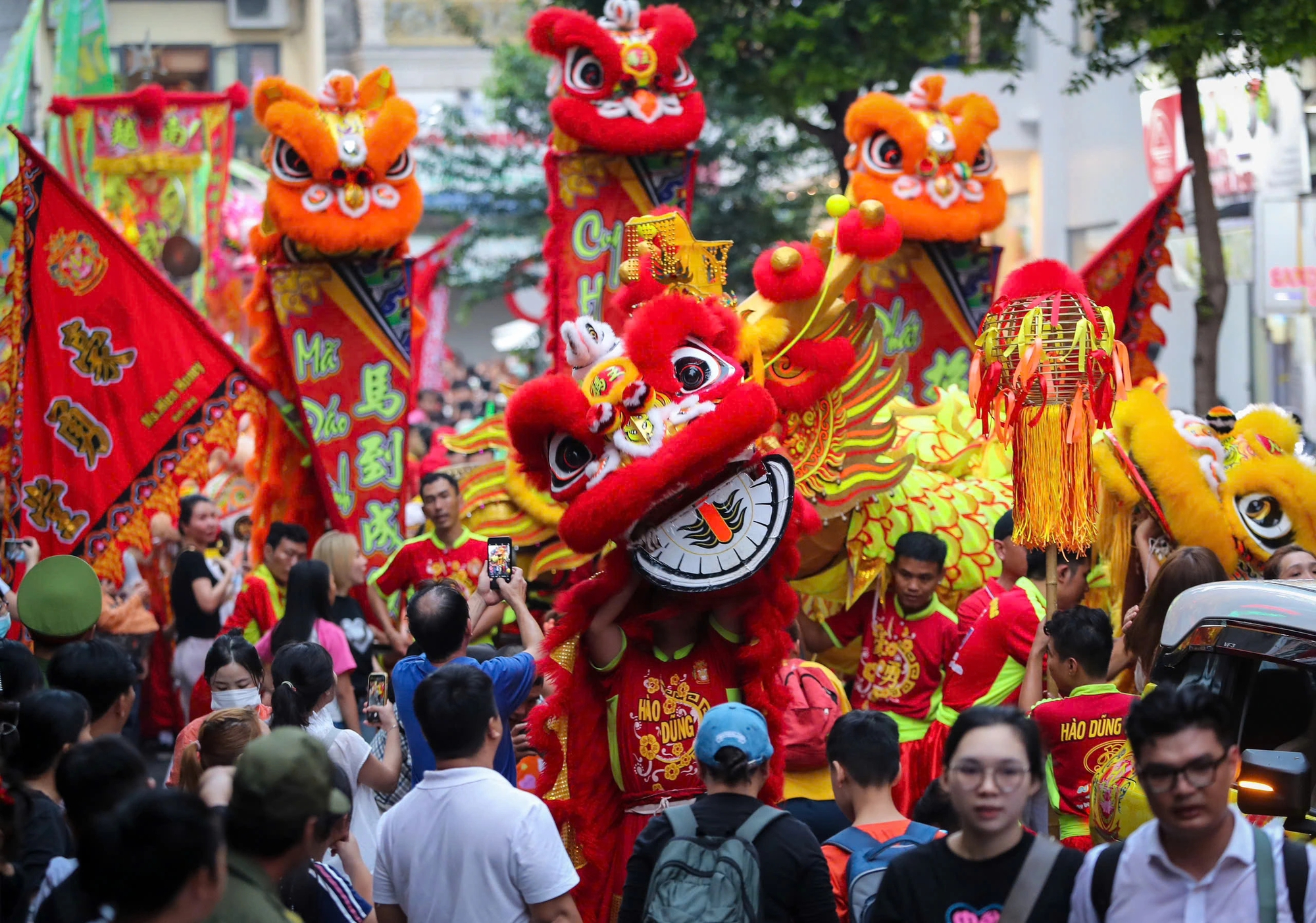 Hàng ngàn người tập trung ở Chợ Lớn xem lễ diễu hành Tết Nguyên tiêu- Ảnh 11.