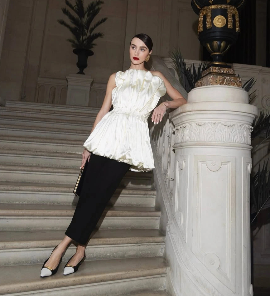 Mångsidiga beskurna byxor skapar en romantisk stil för dejter - Bild 1. Những chiếc quần crop đa năng tạo phong cách lãng mạn để đi hẹn hò- Ảnh 1.