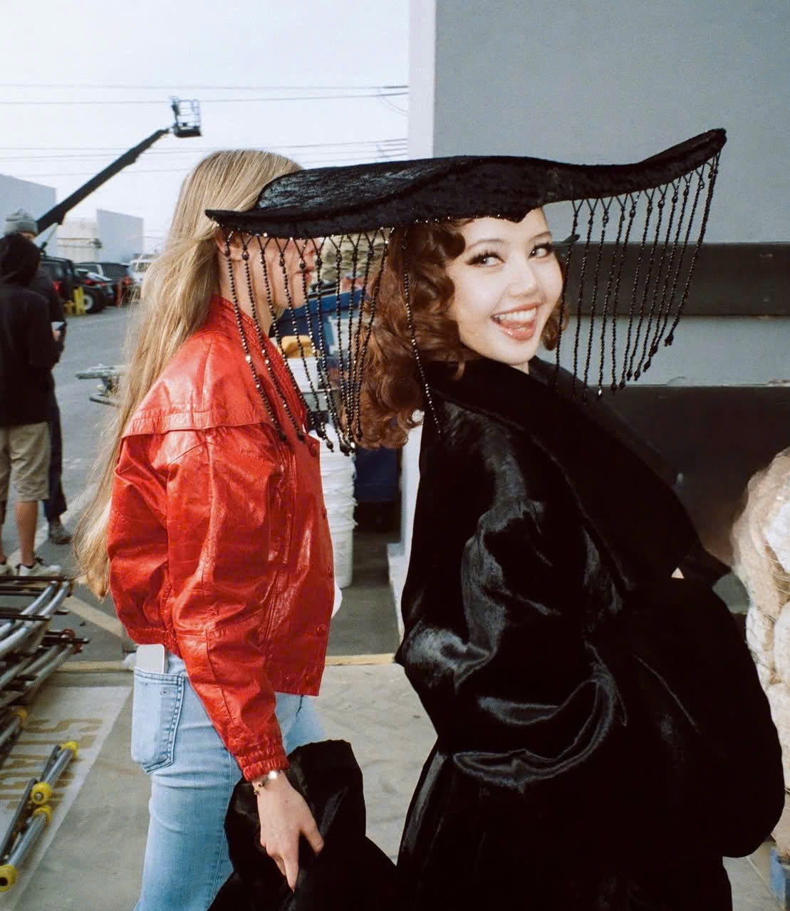 Rosé e Lisa exibem suas combinações imbatíveis de roupas em preto e branco com seus novos cabelos - Foto 10. Rosé, Lisa khoe cách phối đồ trắng - đen bất bại cùng tóc mới- Ảnh 10.
