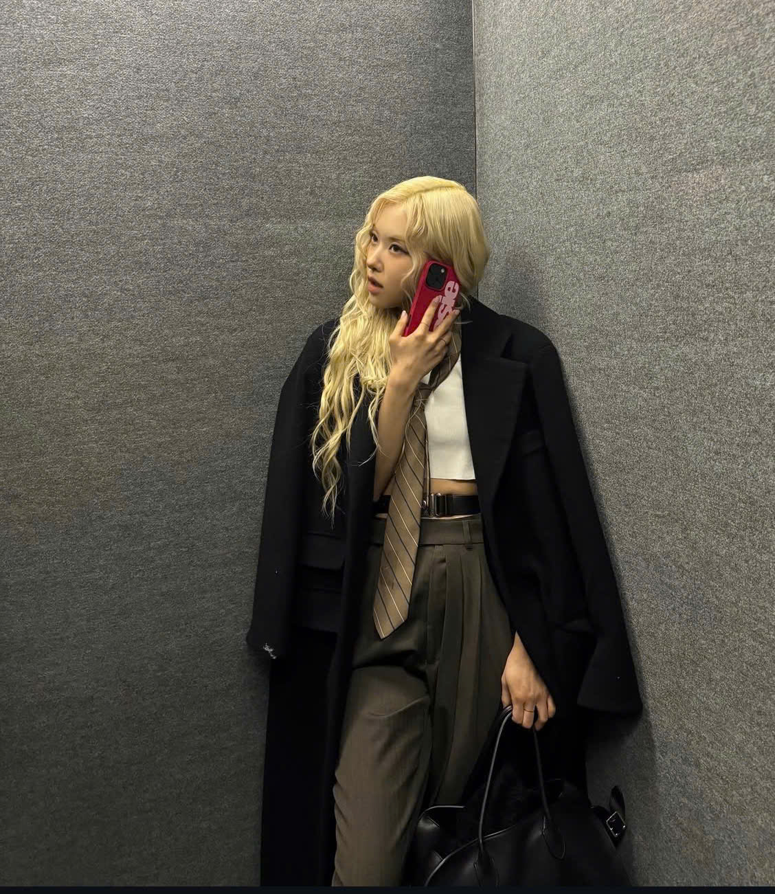 Rosé e Lisa exibem suas combinações imbatíveis de roupas em preto e branco com seus novos cabelos - Foto 5. Rosé, Lisa khoe cách phối đồ trắng - đen bất bại cùng tóc mới- Ảnh 5.