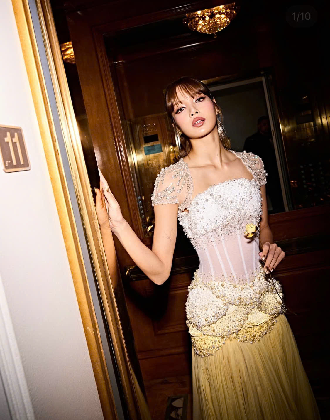 Rosé e Lisa exibem suas combinações imbatíveis de roupas em preto e branco com seus novos cabelos - Foto 6. Rosé, Lisa khoe cách phối đồ trắng - đen bất bại cùng tóc mới- Ảnh 6.
