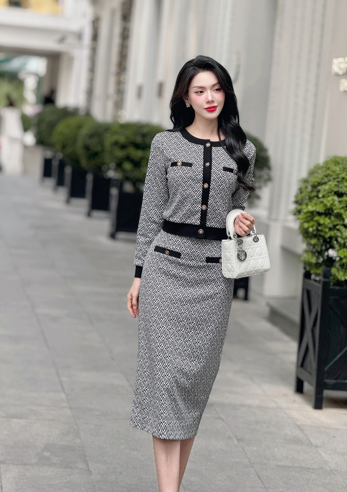 Wanita kantoran dengan gaya elegan dan anggun - Foto 1. Quý cô công sở với phong cách thanh lịch, duyên dáng- Ảnh 1.