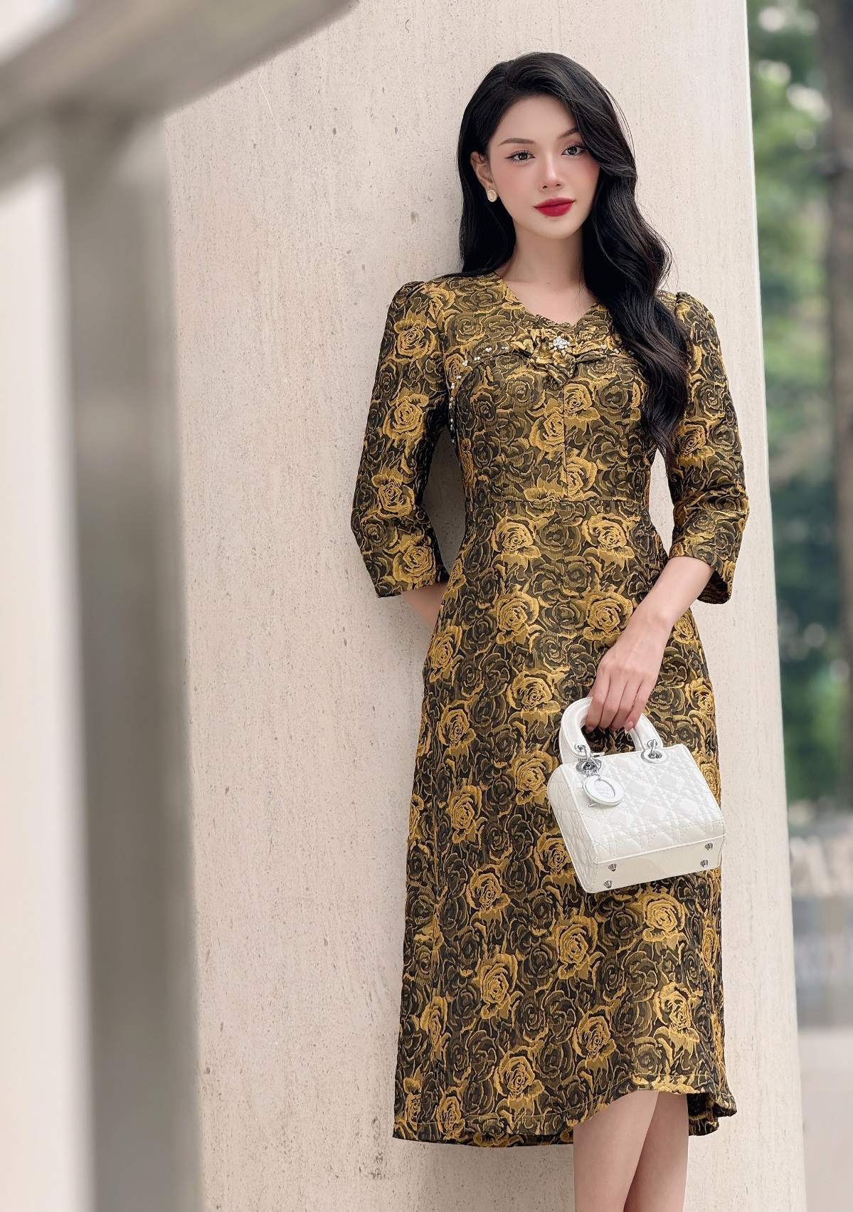 Wanita kantoran dengan gaya elegan dan anggun - Foto 2. Quý cô công sở với phong cách thanh lịch, duyên dáng- Ảnh 2.