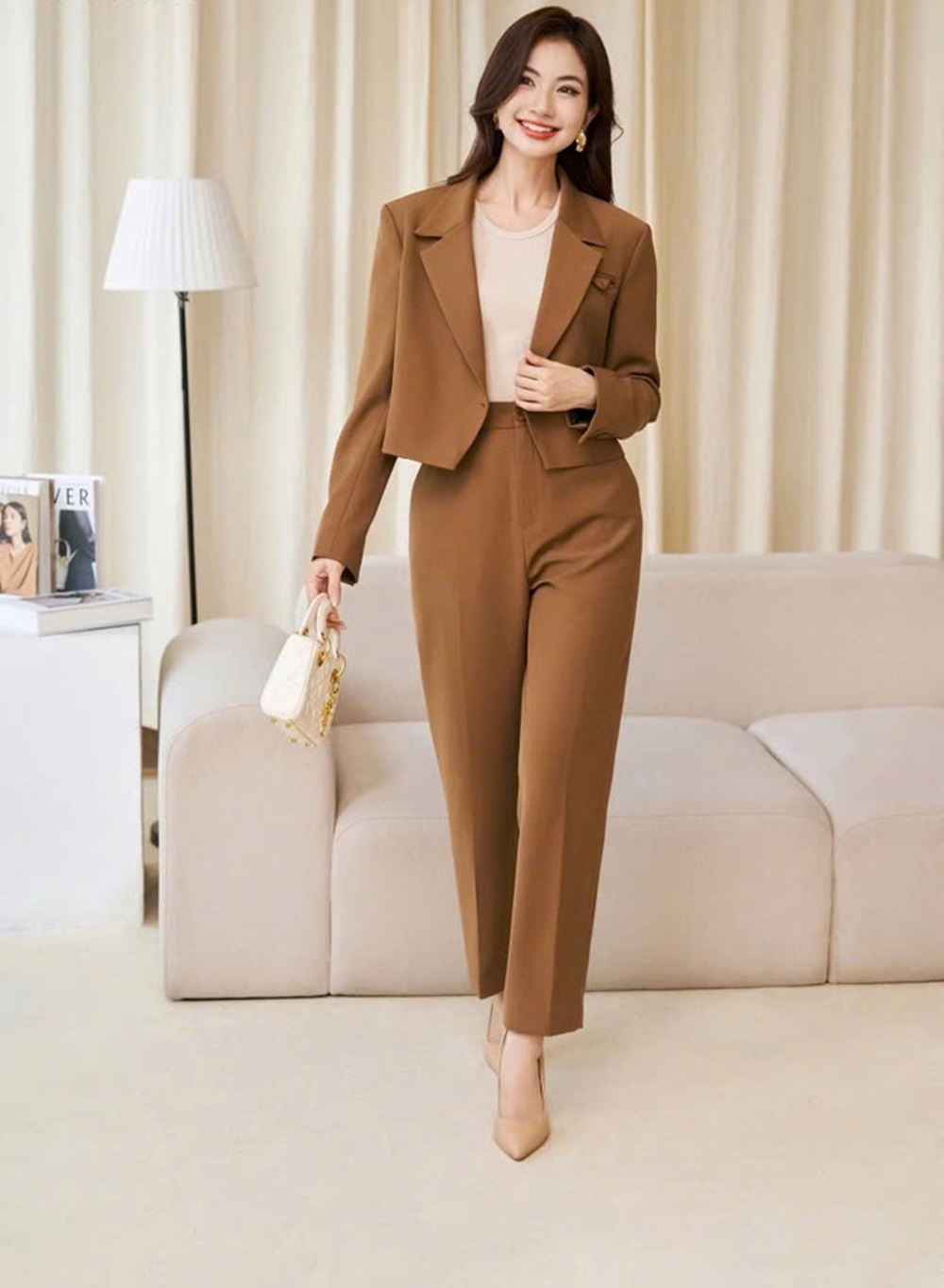 Wanita kantoran dengan gaya elegan dan anggun - Foto 3. Quý cô công sở với phong cách thanh lịch, duyên dáng- Ảnh 3.
