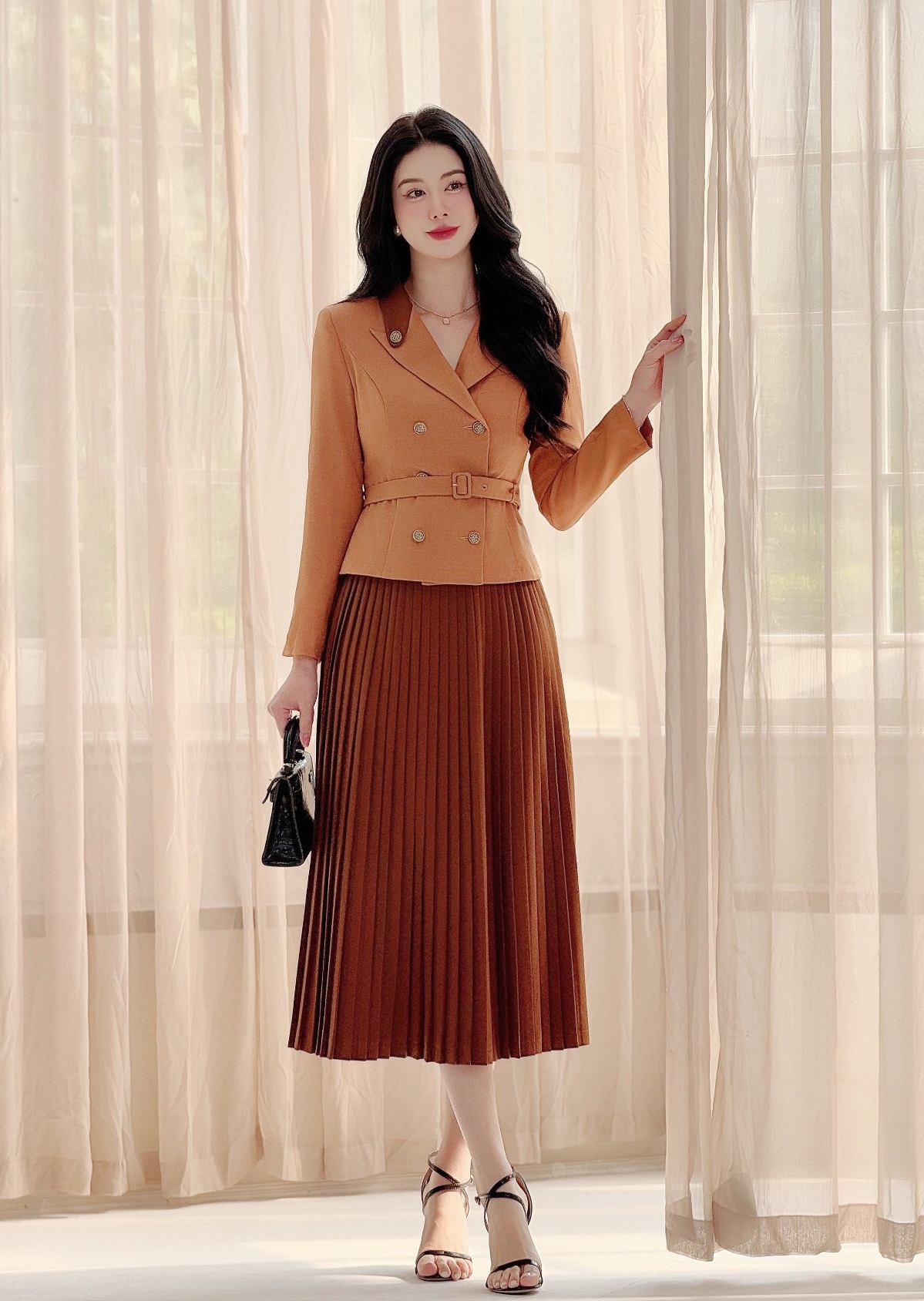 Wanita kantoran dengan gaya elegan dan anggun - Foto 7. Quý cô công sở với phong cách thanh lịch, duyên dáng- Ảnh 7.