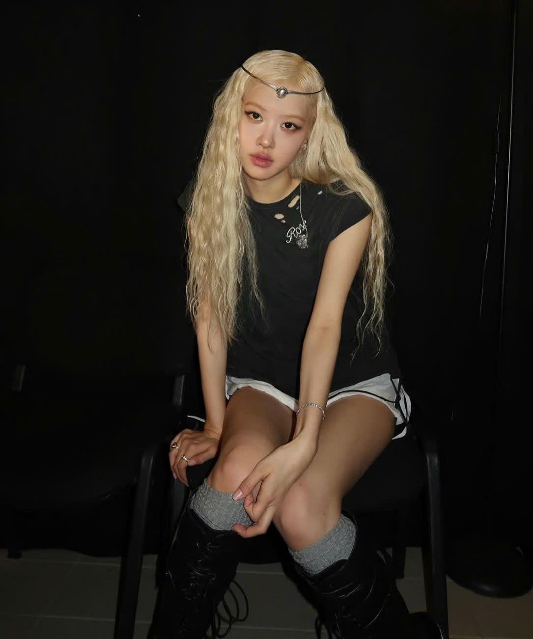 Rosé e Lisa exibem suas combinações imbatíveis de roupas em preto e branco com seus novos cabelos - Foto 4. Rosé, Lisa khoe cách phối đồ trắng - đen bất bại cùng tóc mới- Ảnh 4.