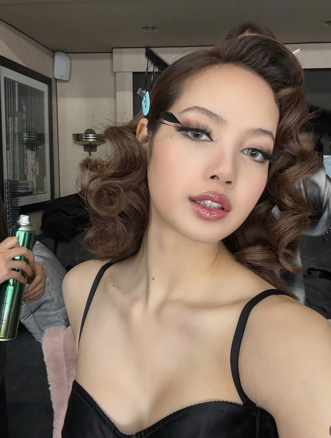 Rosé e Lisa exibem suas combinações imbatíveis de roupas em preto e branco com seus novos cabelos - Foto 9. Rosé, Lisa khoe cách phối đồ trắng - đen bất bại cùng tóc mới- Ảnh 9.