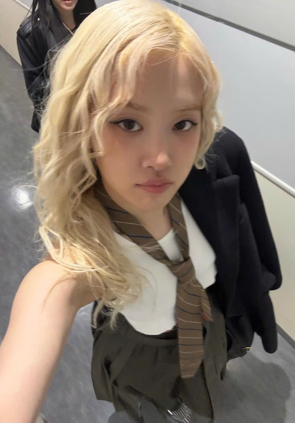 Rosé e Lisa exibem suas combinações imbatíveis de roupas em preto e branco com seus novos cabelos - Foto 3. Rosé, Lisa khoe cách phối đồ trắng - đen bất bại cùng tóc mới- Ảnh 3.
