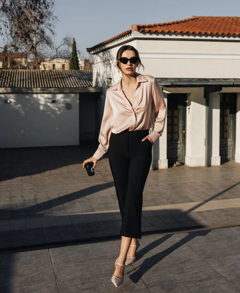 Mångsidiga, beskurna byxor skapar en romantisk stil för dejter - Bild 2. Những chiếc quần crop đa năng tạo phong cách lãng mạn để đi hẹn hò- Ảnh 2.