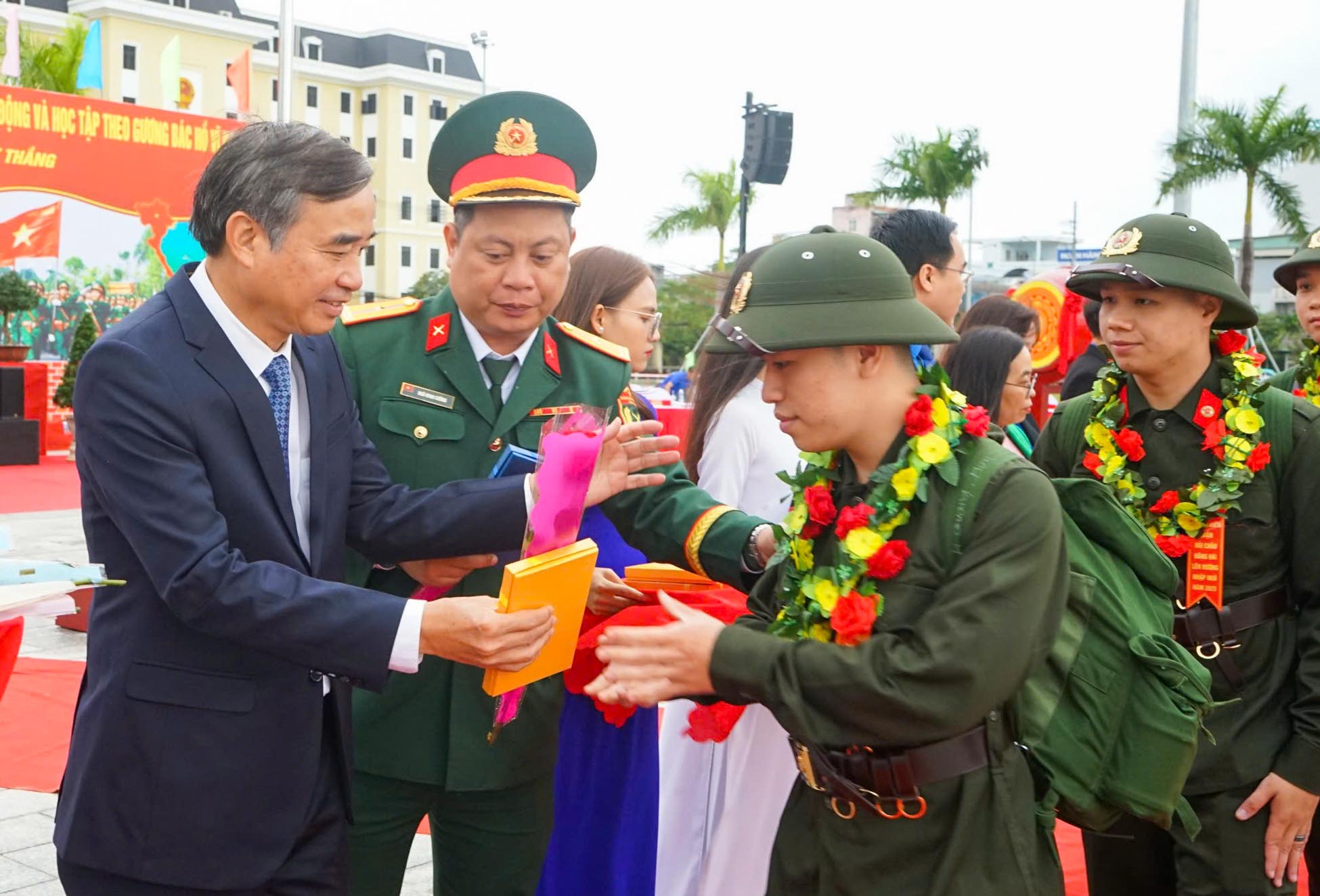 Con trai hào hứng lên đường nhập ngũ, người mẹ tự hào mong con trưởng thành- Ảnh 9.