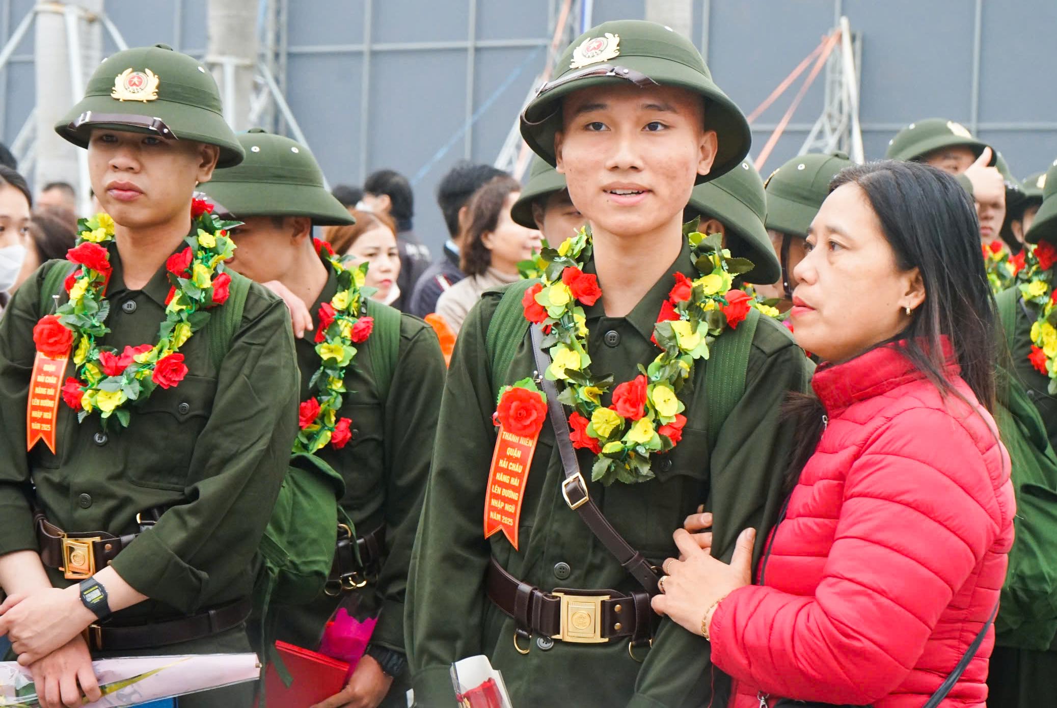 Con trai hào hứng lên đường nhập ngũ, người mẹ tự hào mong con trưởng thành- Ảnh 10.