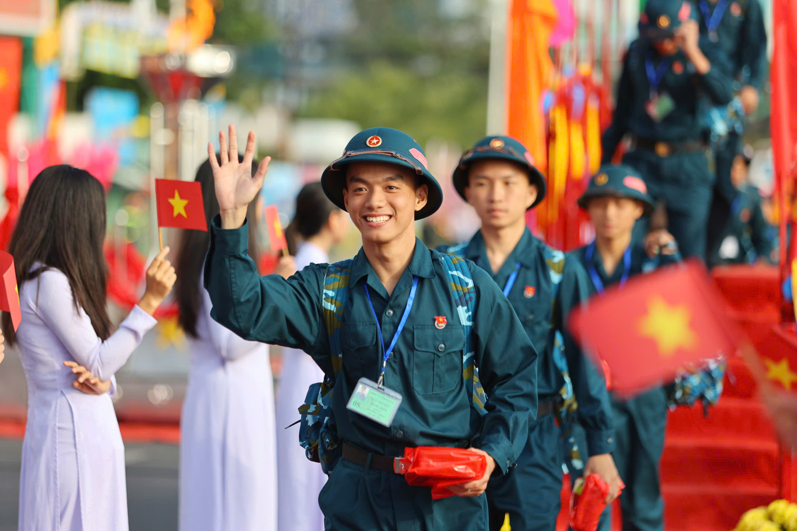 Nụ cười tỏa nắng của tân binh ngày nhập ngũ- Ảnh 11.