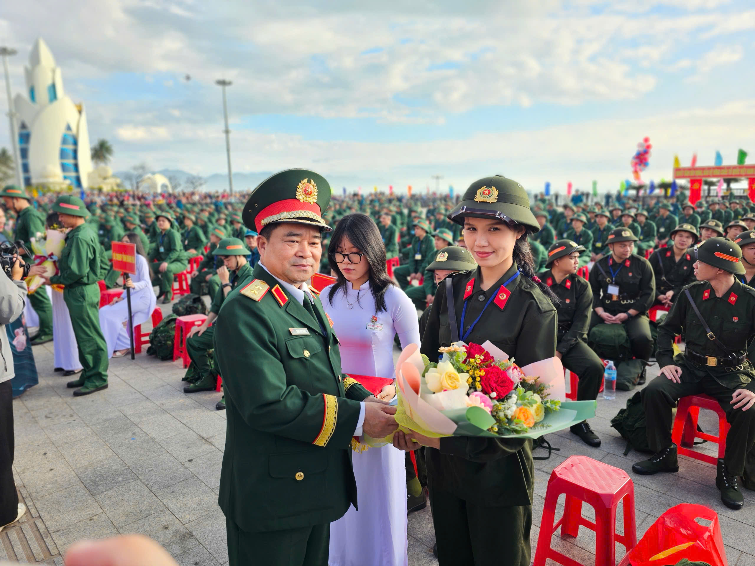 Nụ cười tỏa nắng của tân binh ngày nhập ngũ- Ảnh 8.