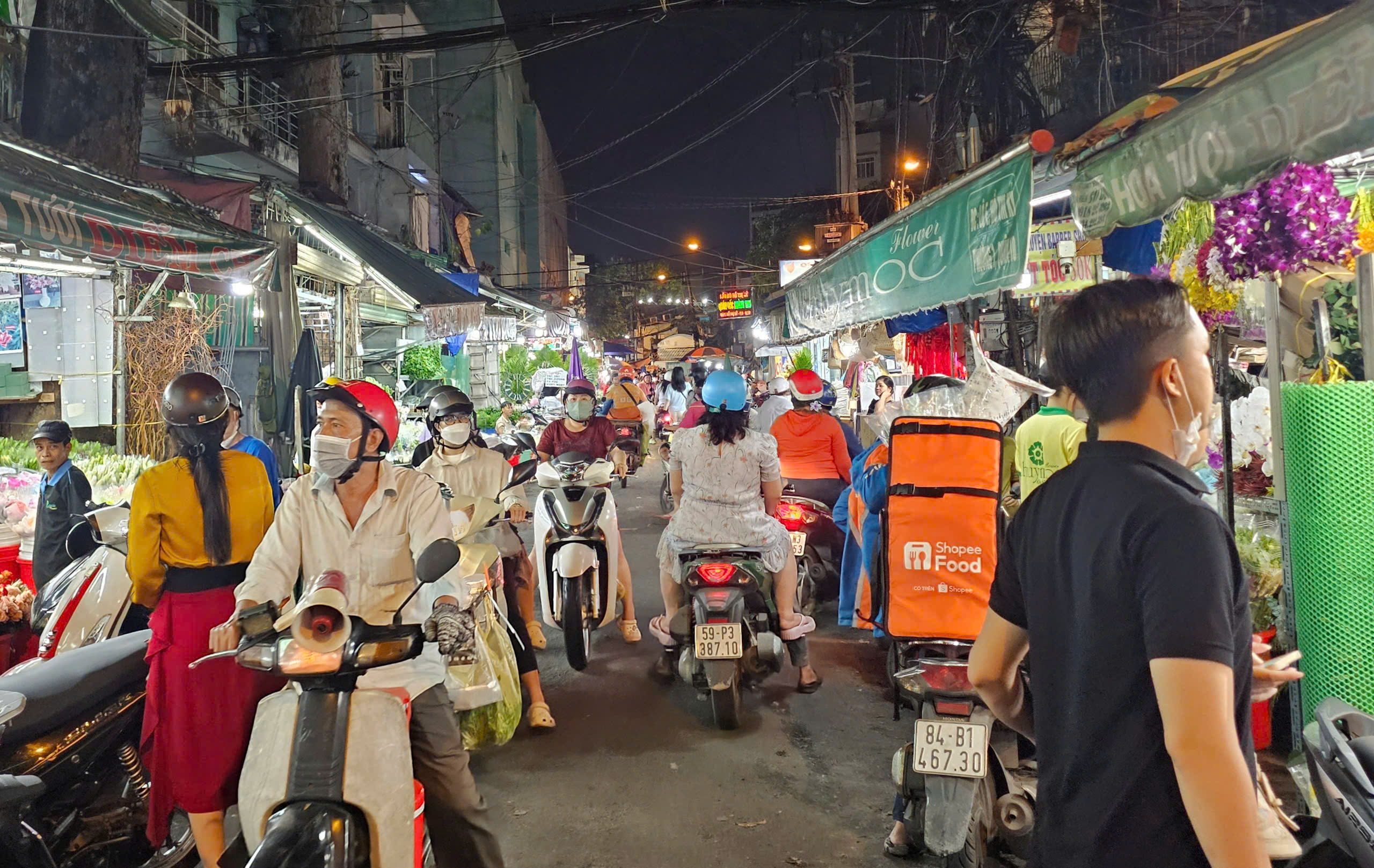 Đêm ngày 13.2, lác đác người tới chợ hoa Hồ Thị Kỷ để chọn những bó hoa cho ngày lễ tình nhân. Những năm trước, đây là thời điểm đông khách nhất.