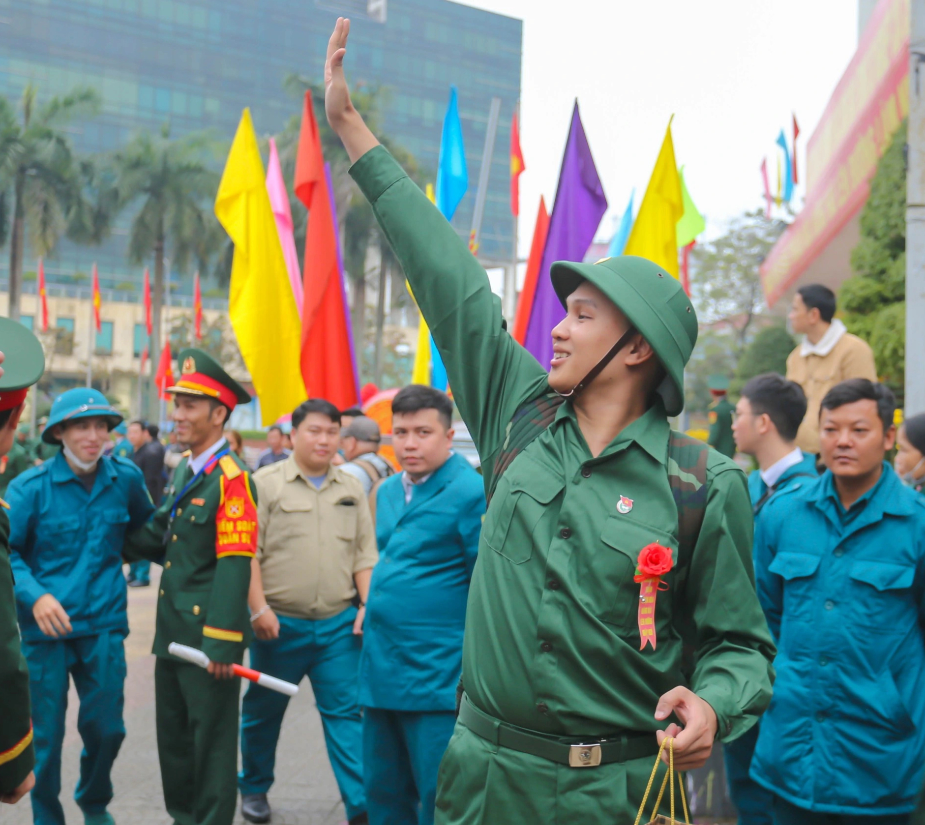 Nhập ngũ trong ngày lễ Tình nhân: Những cái ôm trước giờ vào quân ngũ- Ảnh 4.