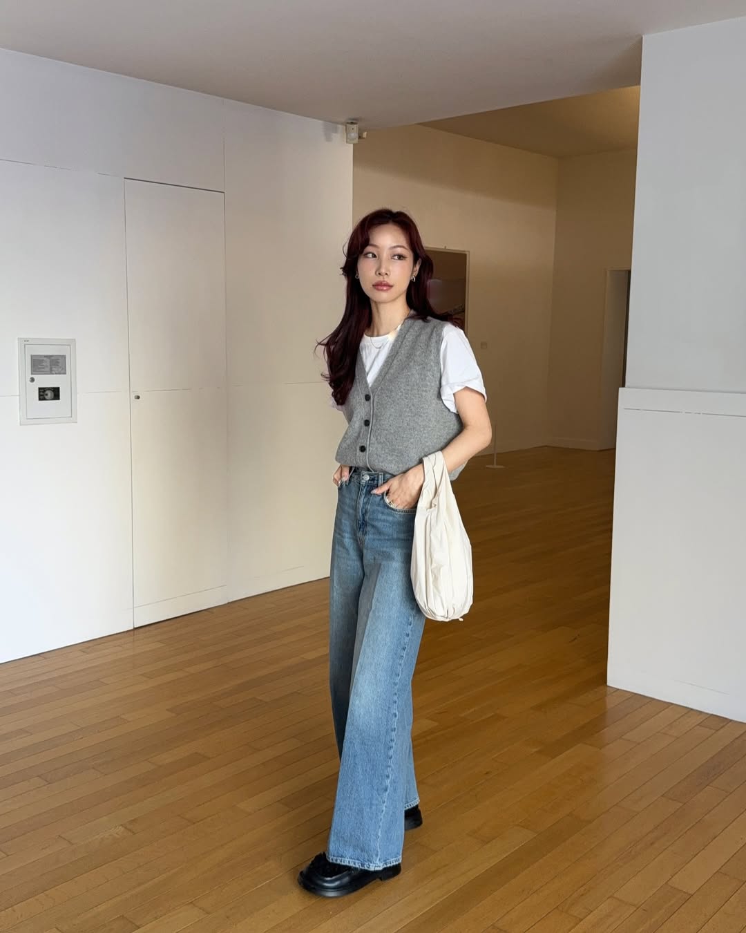 Điểm danh kiểu áo hợp diện cùng quần jeans- Ảnh 9. Điểm danh kiểu áo hợp diện cùng quần jeans- Ảnh 9.
