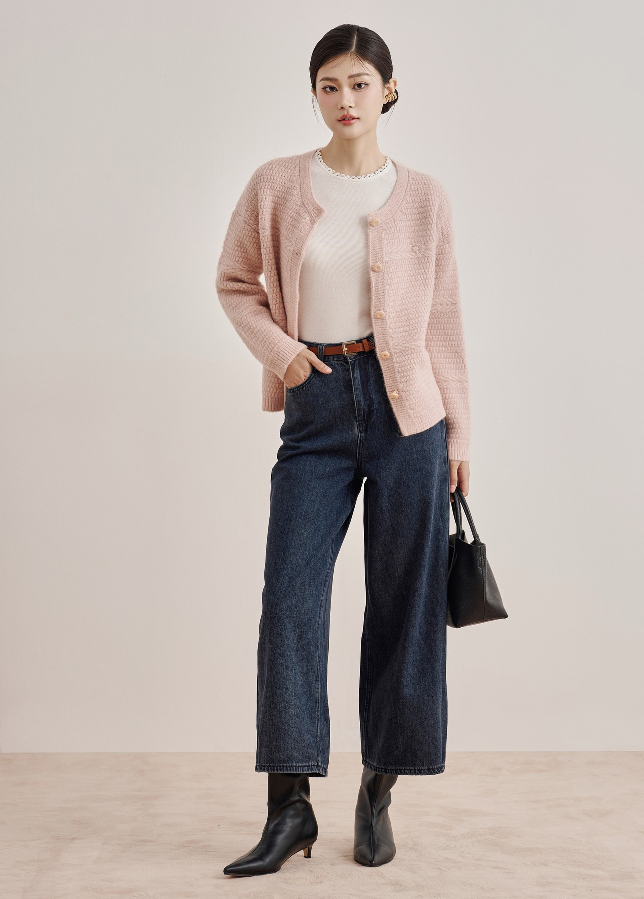 Điểm danh kiểu áo hợp diện cùng quần jeans- Ảnh 10. Điểm danh kiểu áo hợp diện cùng quần jeans- Ảnh 10.