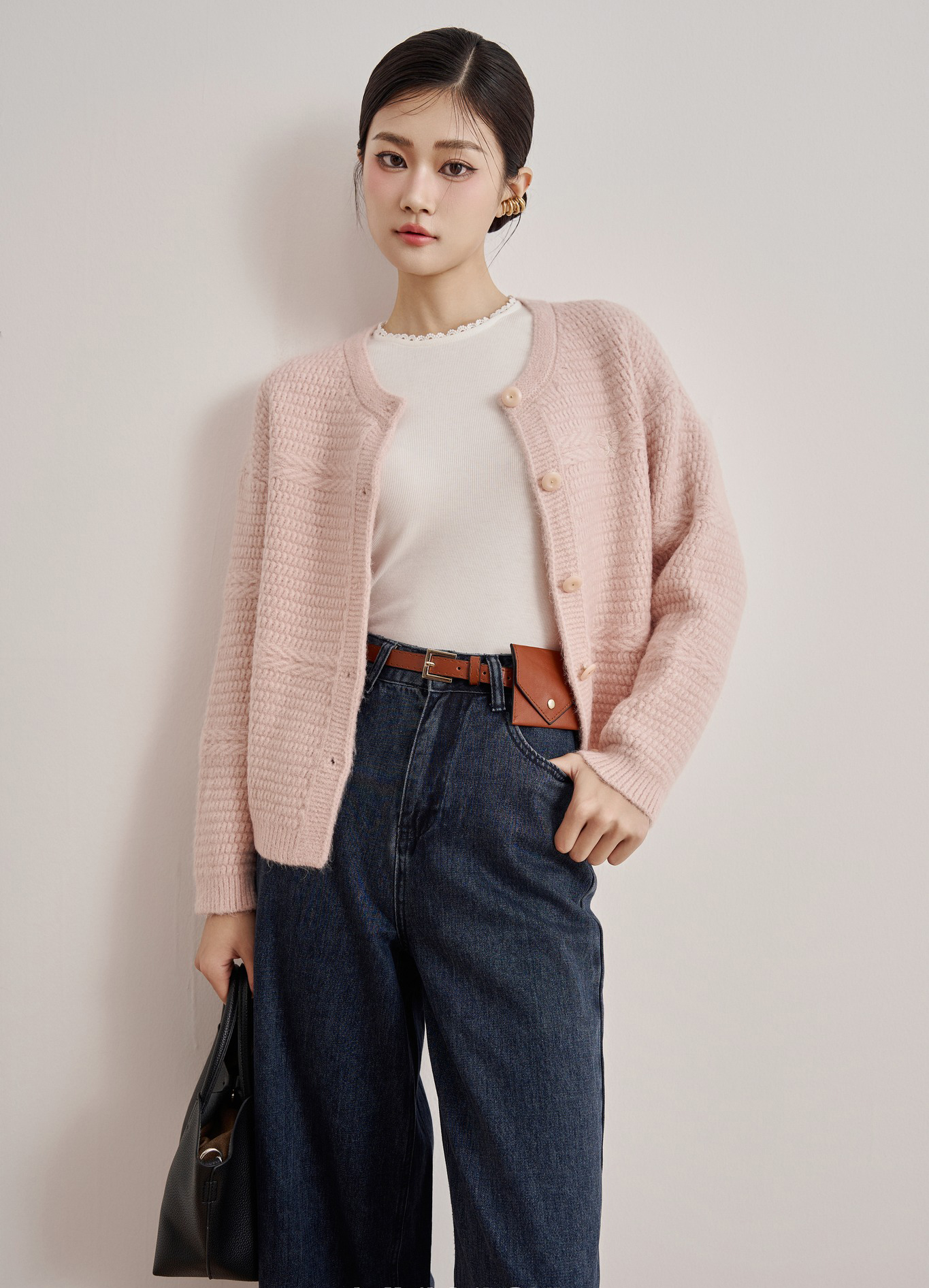 Điểm danh kiểu áo hợp diện cùng quần jeans- Ảnh 2. Điểm danh kiểu áo hợp diện cùng quần jeans- Ảnh 2.