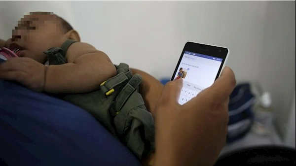 Час, який батьки проводять за телефонами, впливає на мовні здібності їхніх дітей – Фото 1. điện thoại