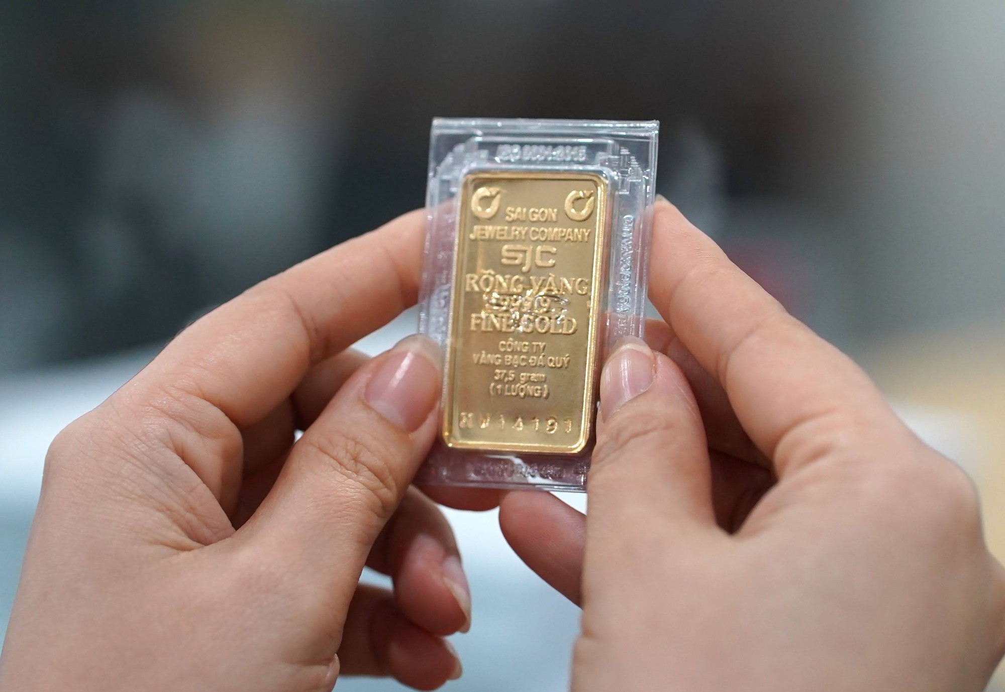 Gi&aacute; v&agrave;ng tăng vọt, USD lao dốc- Ảnh 1.