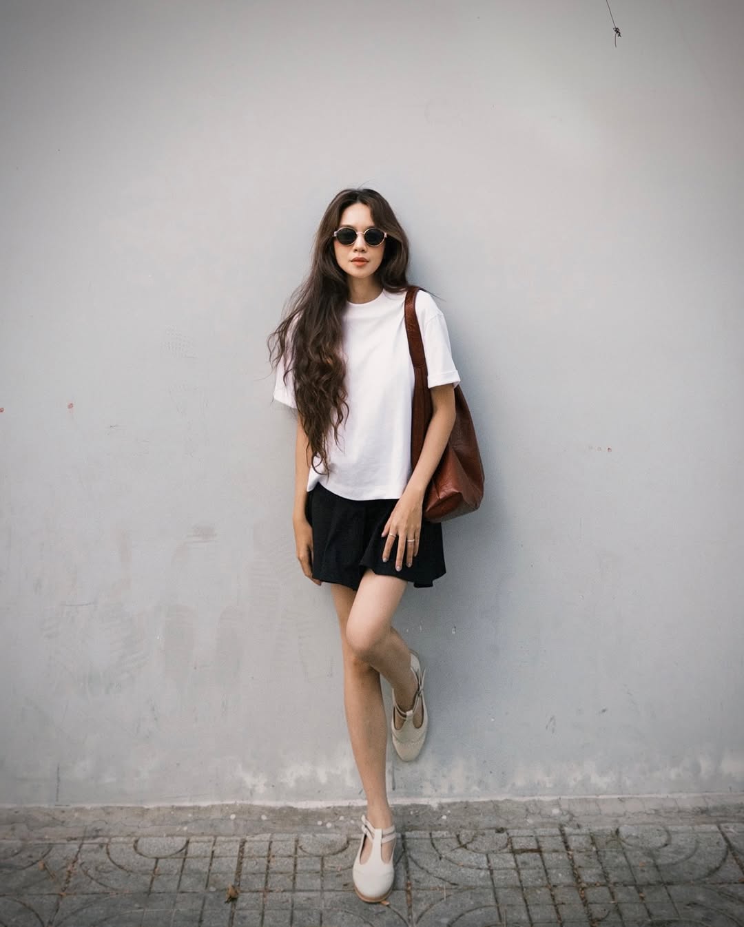 Vzorec pro sladění oblečení s tričky, jednoduchý, ale atraktivní - Foto 8. Công thức phối đồ với áo thun, đơn giản mà cuốn hút- Ảnh 8.