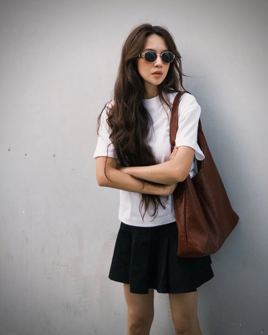 Vzorec pro sladění oblečení s tričky, jednoduchý, ale atraktivní - Foto 7. Công thức phối đồ với áo thun, đơn giản mà cuốn hút- Ảnh 7.