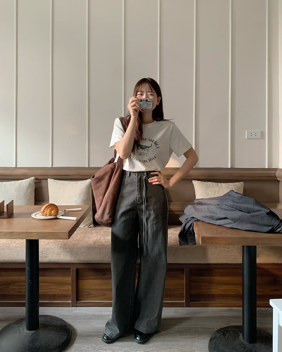 Vzorec pro sladění outfitů s tričky, jednoduchý, ale atraktivní - Foto 5. Công thức phối đồ với áo thun, đơn giản mà cuốn hút- Ảnh 5.