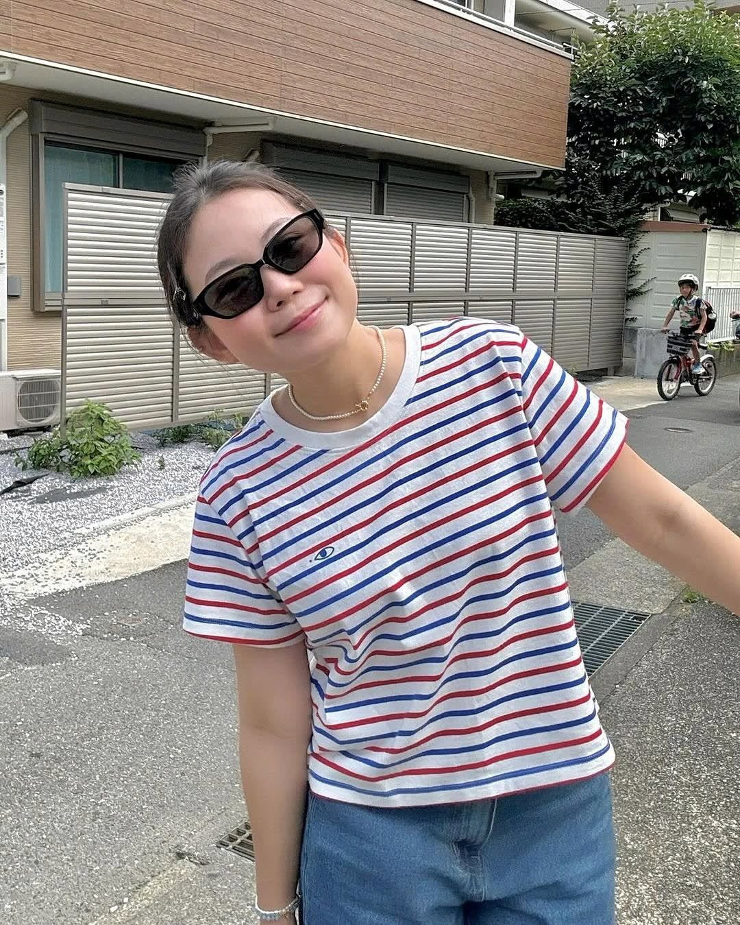 Vzorec pro sladění oblečení s tričky, jednoduchý, ale atraktivní - Foto 4. Công thức phối đồ với áo thun, đơn giản mà cuốn hút- Ảnh 4.