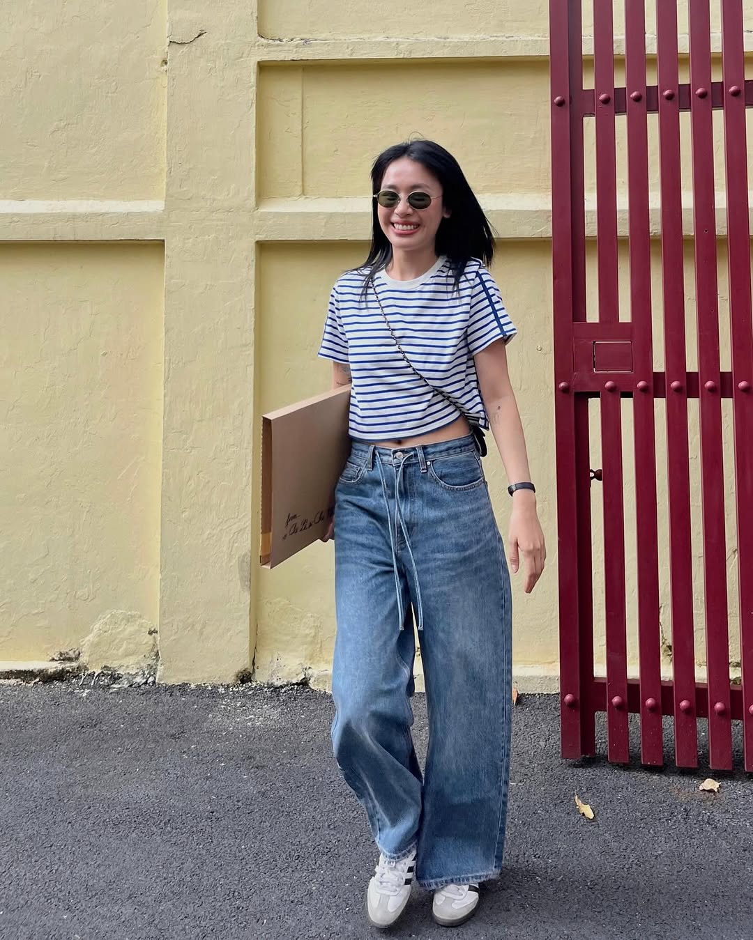 Vzorec pro sladění oblečení s tričky, jednoduchý, ale atraktivní - Foto 2. Công thức phối đồ với áo thun, đơn giản mà cuốn hút- Ảnh 2.