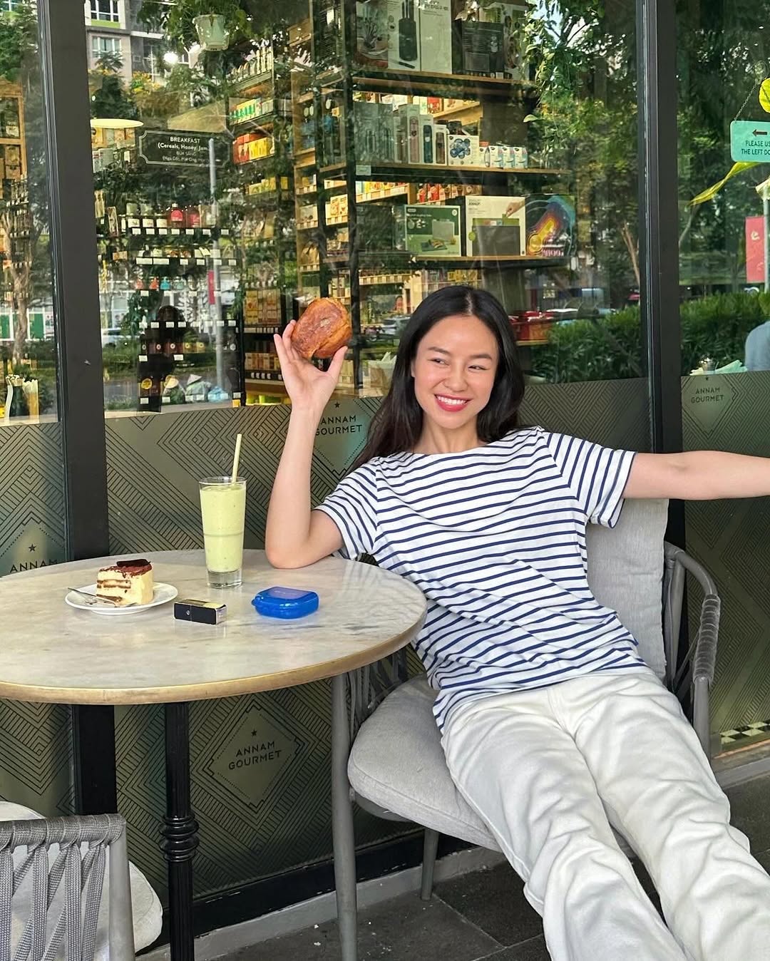 Vzorec pro sladění oblečení s tričky, jednoduchý, ale atraktivní - Foto 1. Công thức phối đồ với áo thun, đơn giản mà cuốn hút- Ảnh 1.