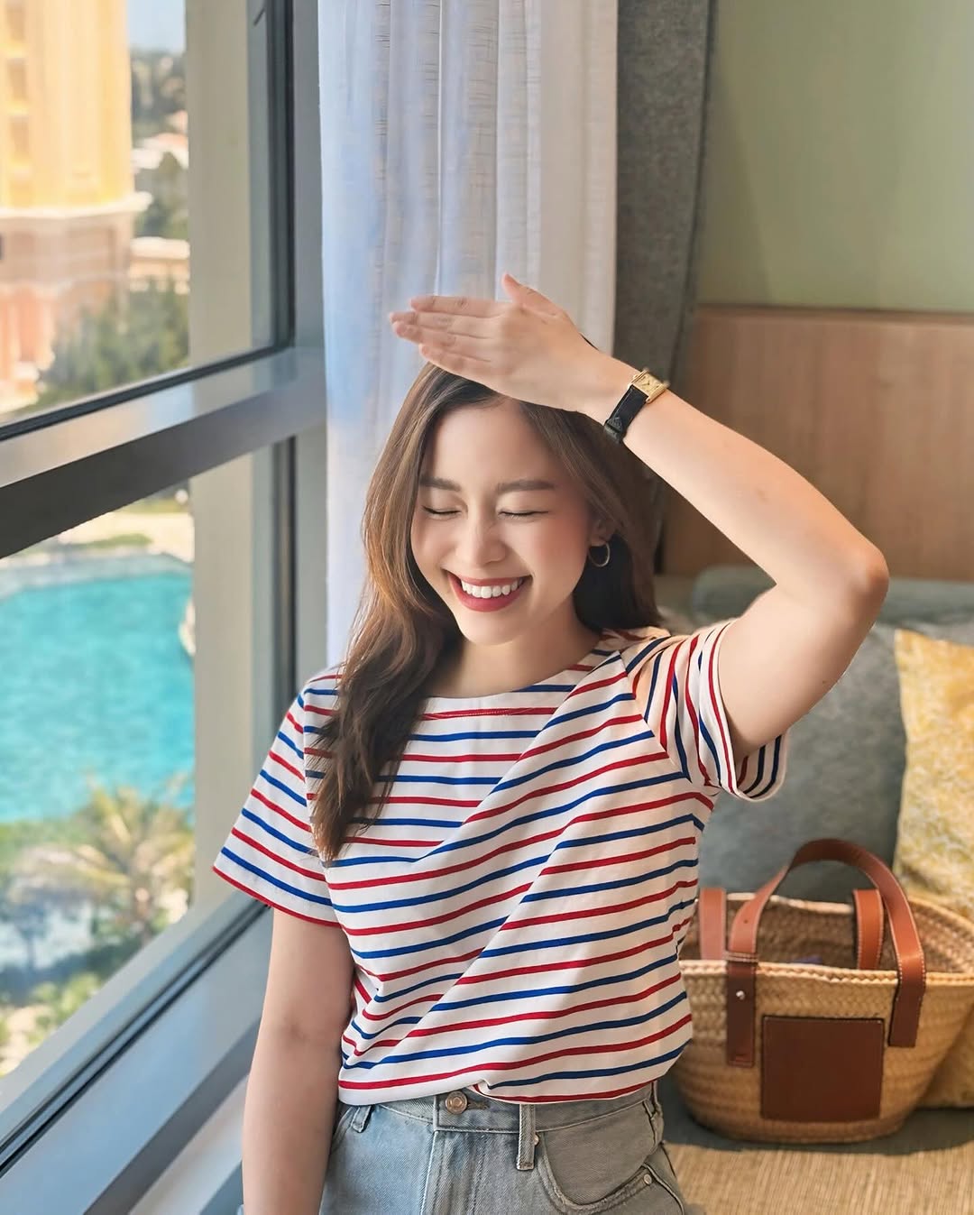 Vzorec pro sladění oblečení s tričky, jednoduchý, ale atraktivní - Foto 3. Công thức phối đồ với áo thun, đơn giản mà cuốn hút- Ảnh 3.