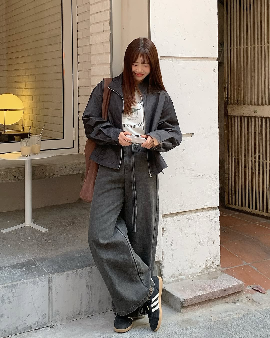 Vzorec pro sladění outfitů s tričky, jednoduchý, ale atraktivní - Foto 6. Công thức phối đồ với áo thun, đơn giản mà cuốn hút- Ảnh 6.