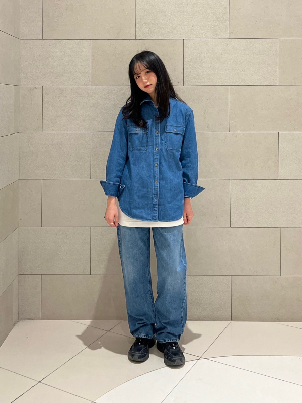 قميص جينز، شبابي ومثير ولكن ليس كثيرًا - الصورة 2. Sơ mi denim, trẻ trung gợi cảm nhưng không quá lố- Ảnh 2.
