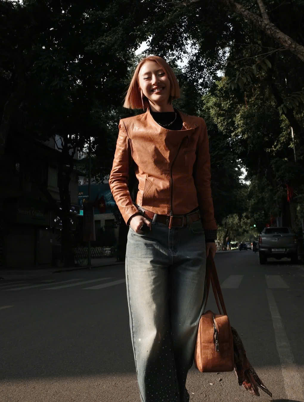 Upgrade je stijl met bekende jeans - Foto 9. Nâng tầm phong cách với chiếc quần jeans quen thuộc- Ảnh 9.