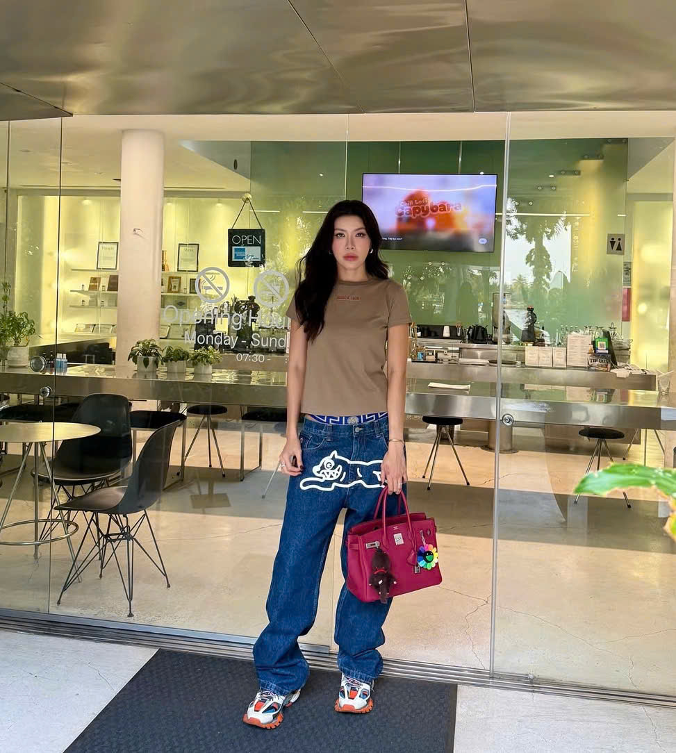 Upgrade je stijl met je vertrouwde jeans - Foto 3. Nâng tầm phong cách với chiếc quần jeans quen thuộc- Ảnh 3.