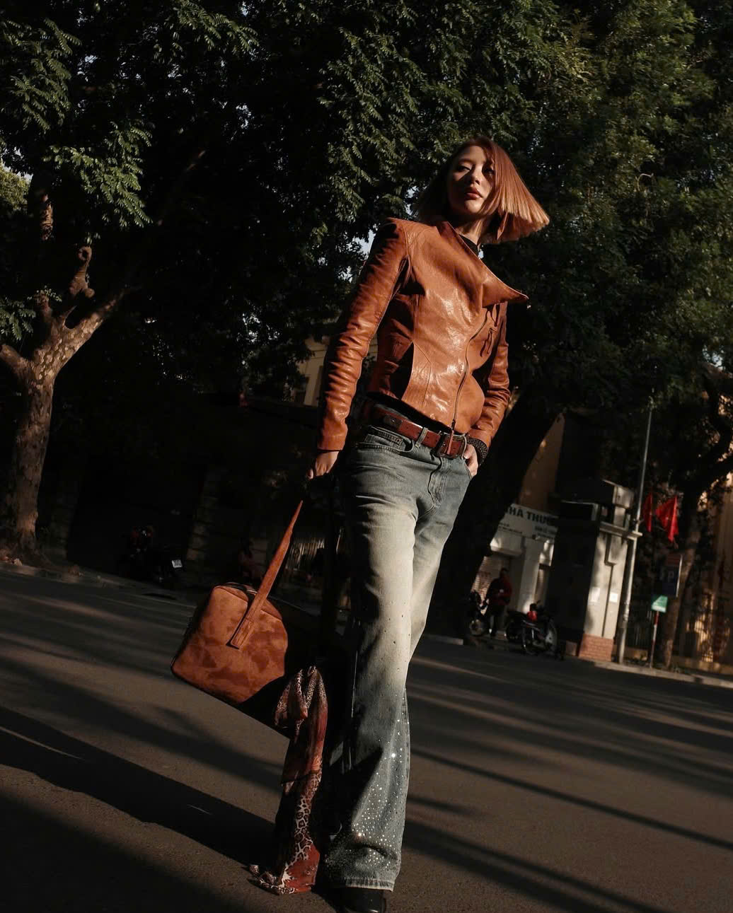 Upgrade je stijl met bekende jeans - Foto 8. Nâng tầm phong cách với chiếc quần jeans quen thuộc- Ảnh 8.