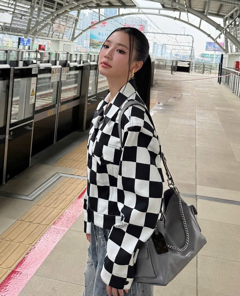 Upgrade je stijl met je vertrouwde jeans - Foto 2. Nâng tầm phong cách với chiếc quần jeans quen thuộc- Ảnh 2.